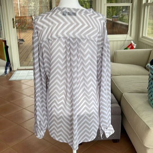 Ana blouse, grey and white chevron, 100% polyester, sleeves roll up and button o - Picture 3 of 5